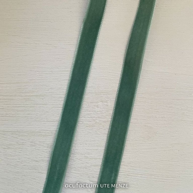 Samtband gruengrau 16 mm Acufactum Naehzimmer mit Herz Onlineshop